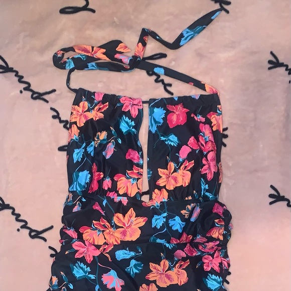 Cocoship, XL, black with flowers that are peach/red with blue/green leaves - Picture 2 of 4